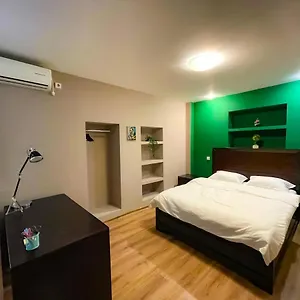 Cool Flat With Hot Tub In The Old Town בוקרשט